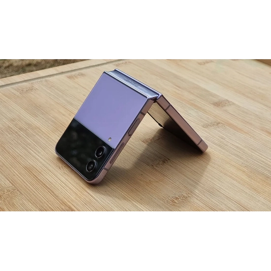 Складной Стиль: Погружение в Будущее с Samsung Galaxy Z Flip 4